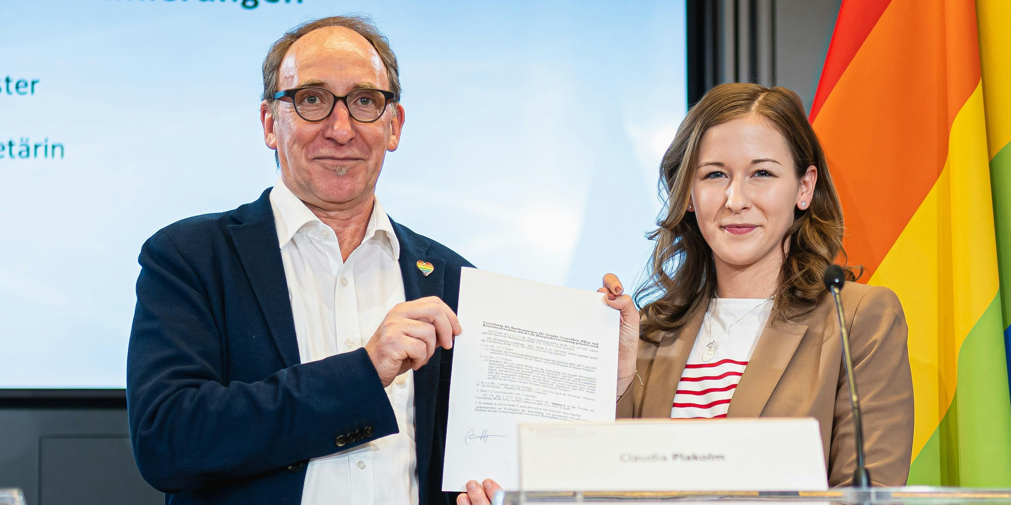 Beim Blutspenden wird künftig die 3-3-3-Sex-Regelung gelten, kündigten Rauch und Plakolm an.