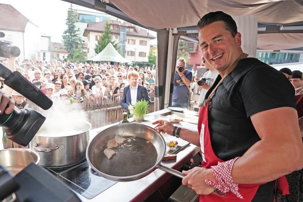 Andreas Gabalier stellte am Rathausplatz von Bruneck nicht nur seine neue Single 
