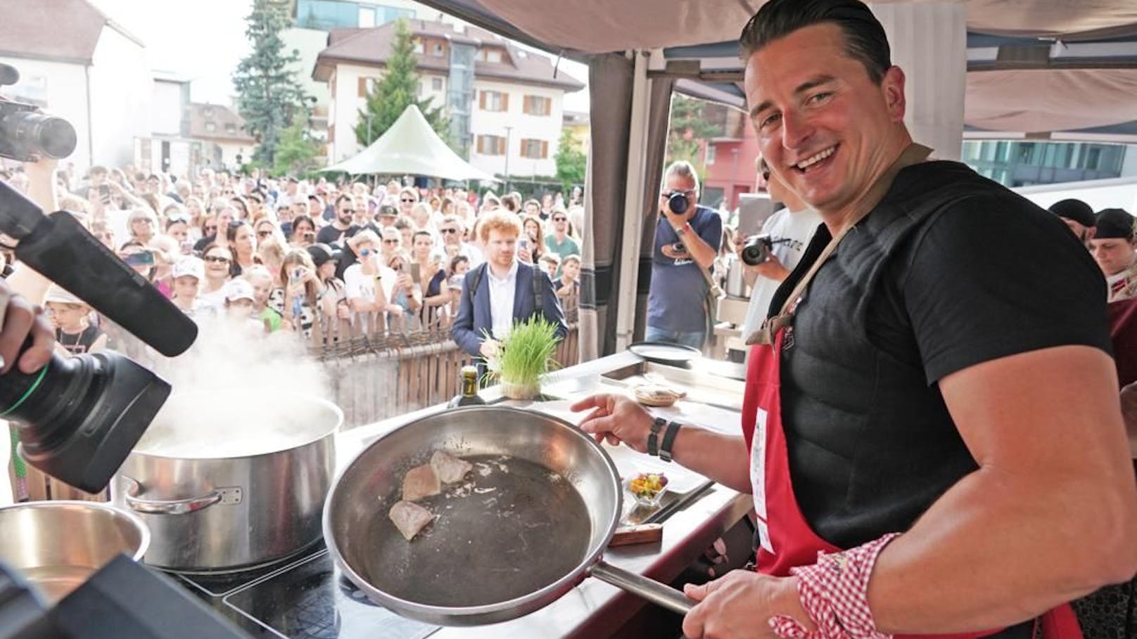 Andreas Gabalier stellte am Rathausplatz von Bruneck nicht nur seine neue Single "Südtirol" vor, sondern schwang auch den Kochlöffel.