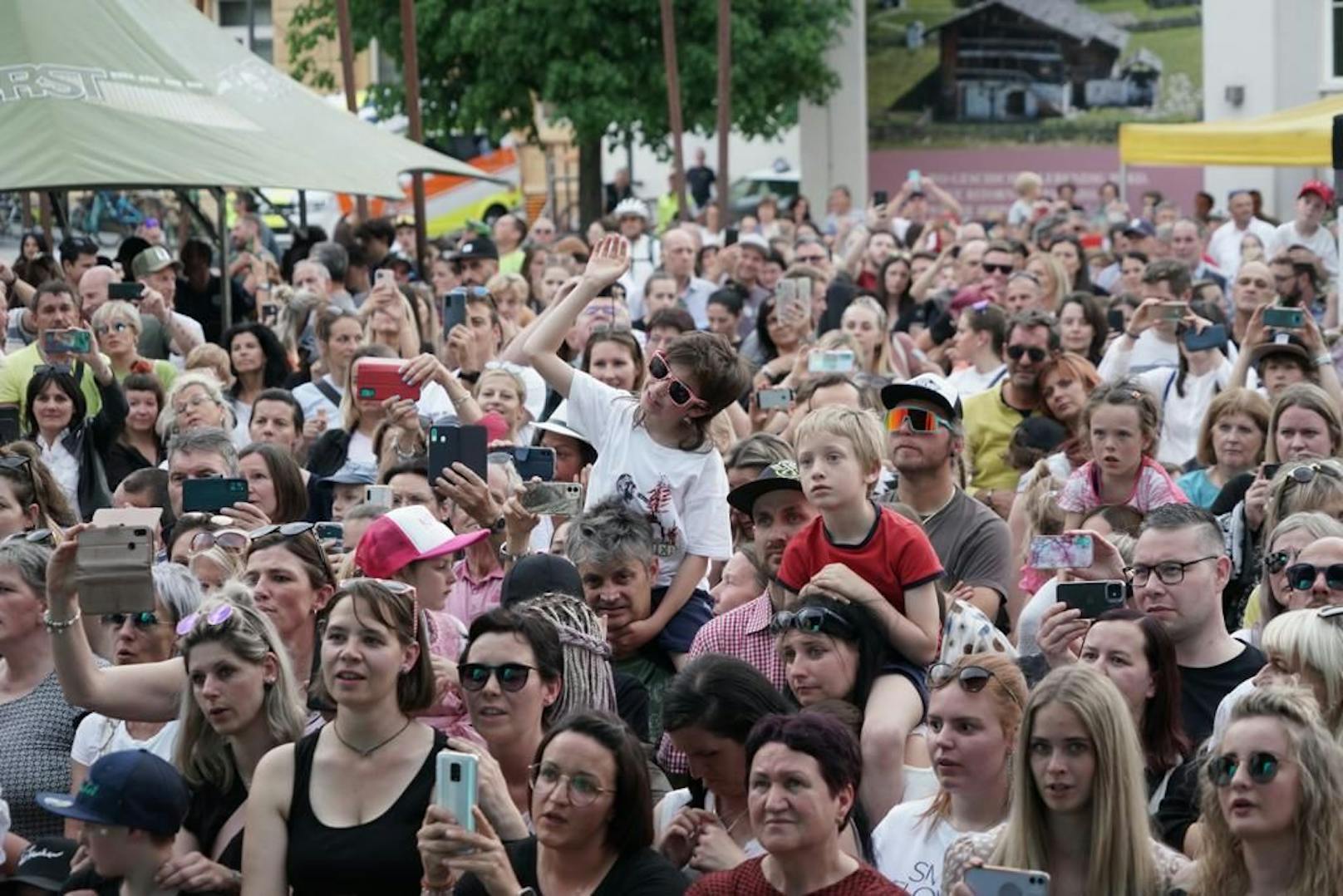 Die Fans des "Volks-Rock'n Rollers" stürmten den Hauptplatz von Bruneck.