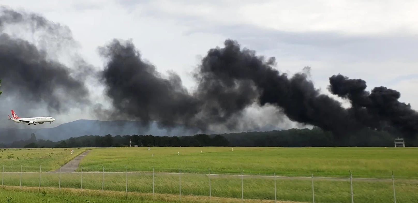 Ein Brand in der Nähe des Genfer Flughafen stört den Flugverkehr.