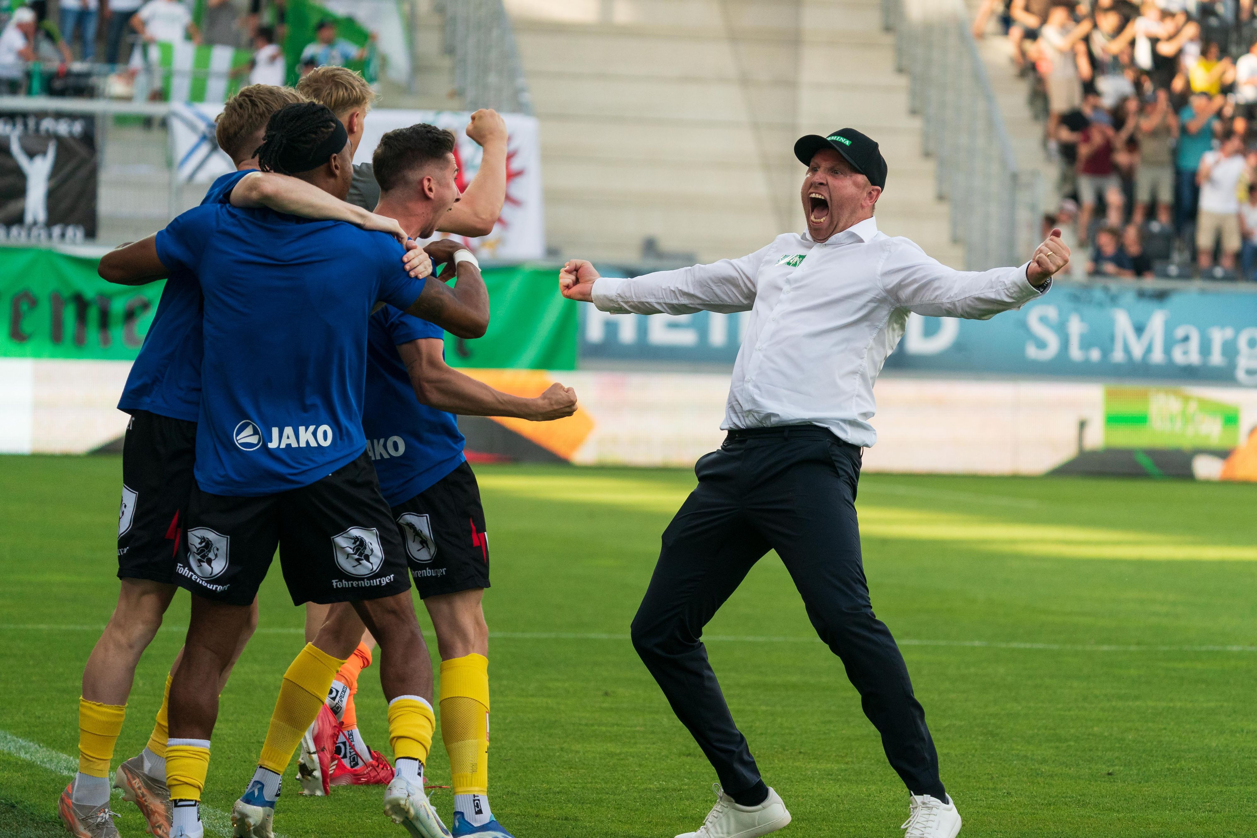 Altach-Coach ludovic Magnin gab den Feier-Befehl aus. 