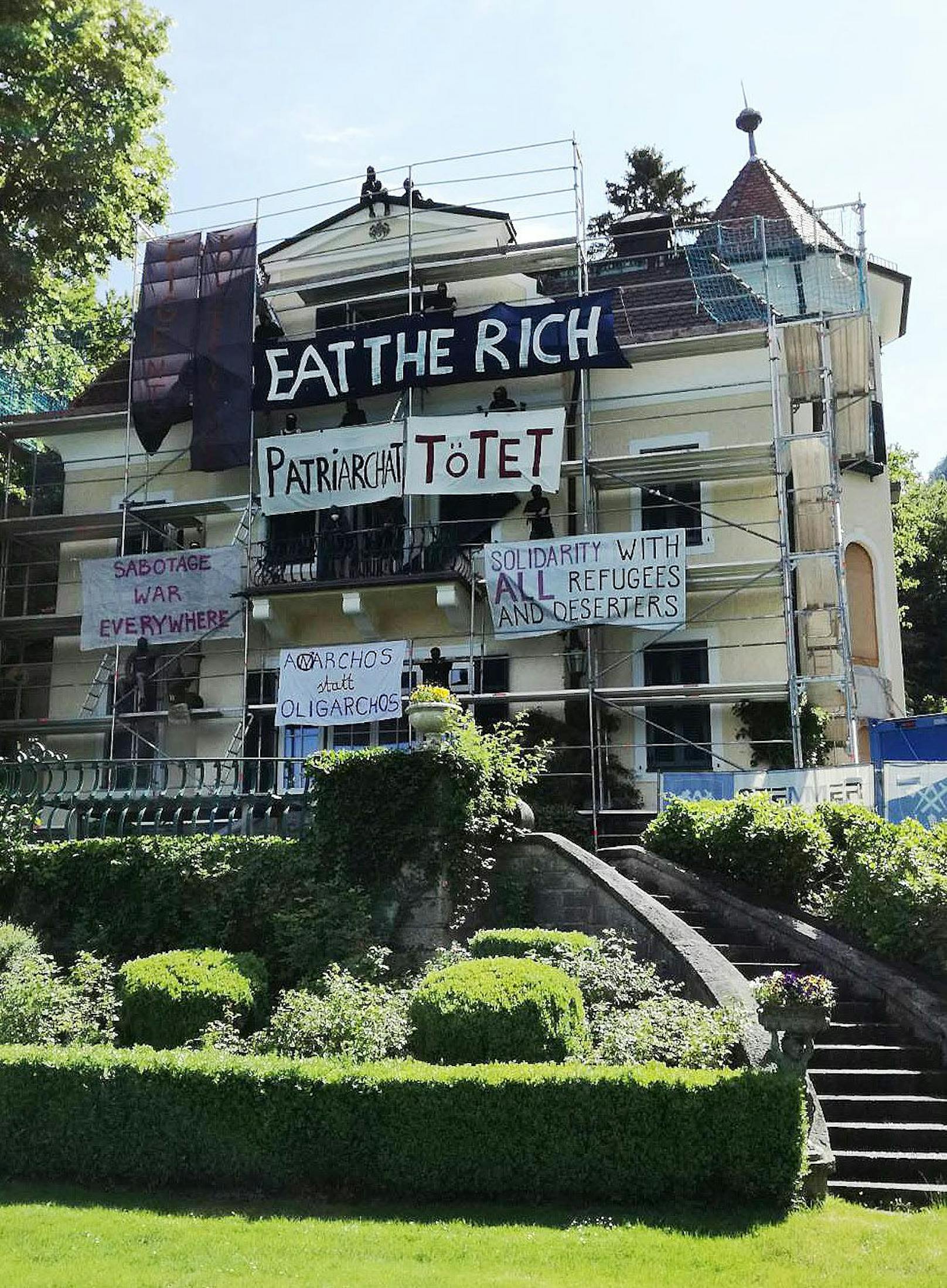 Aktivisten besetzten angebliche Oligarchen-Luxusvilla