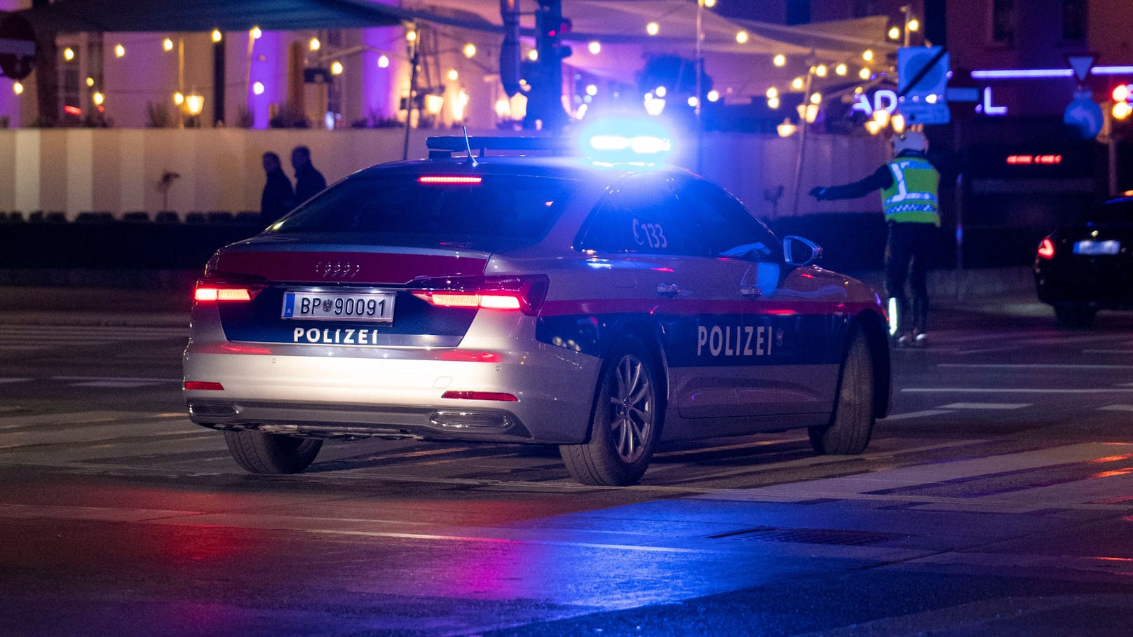 Ein Polizeifahrzeug der Wiener Polizei im Blaulicht-Einsatz.