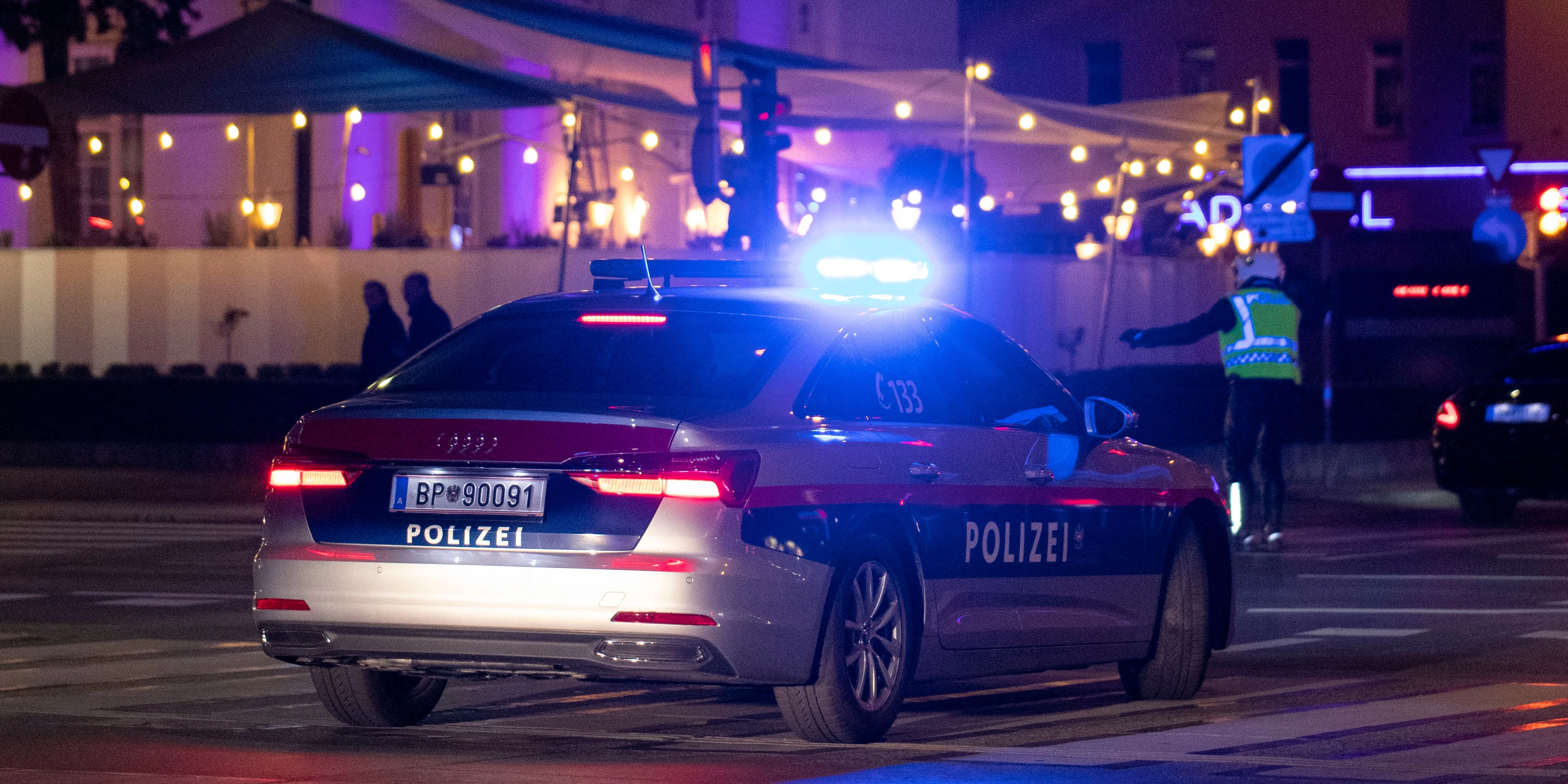 Ein Polizeifahrzeug der Wiener Polizei im Blaulicht-Einsatz. (Symbolbild)