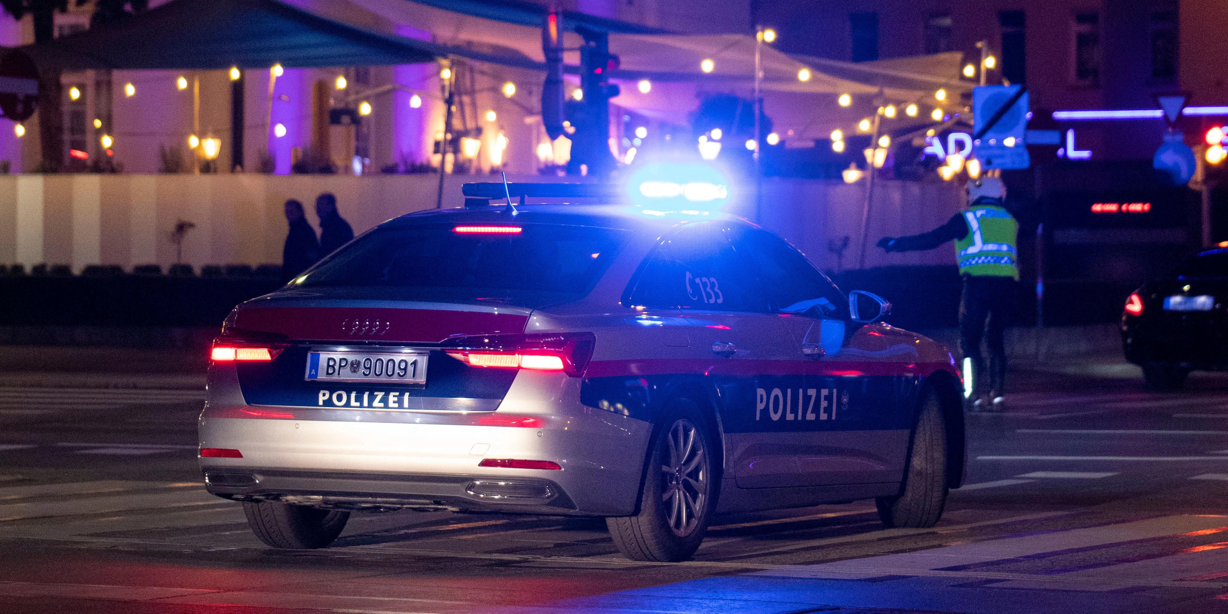 Ein Polizeifahrzeug der Wiener Polizei im Blaulicht-Einsatz. (Symbolbild)