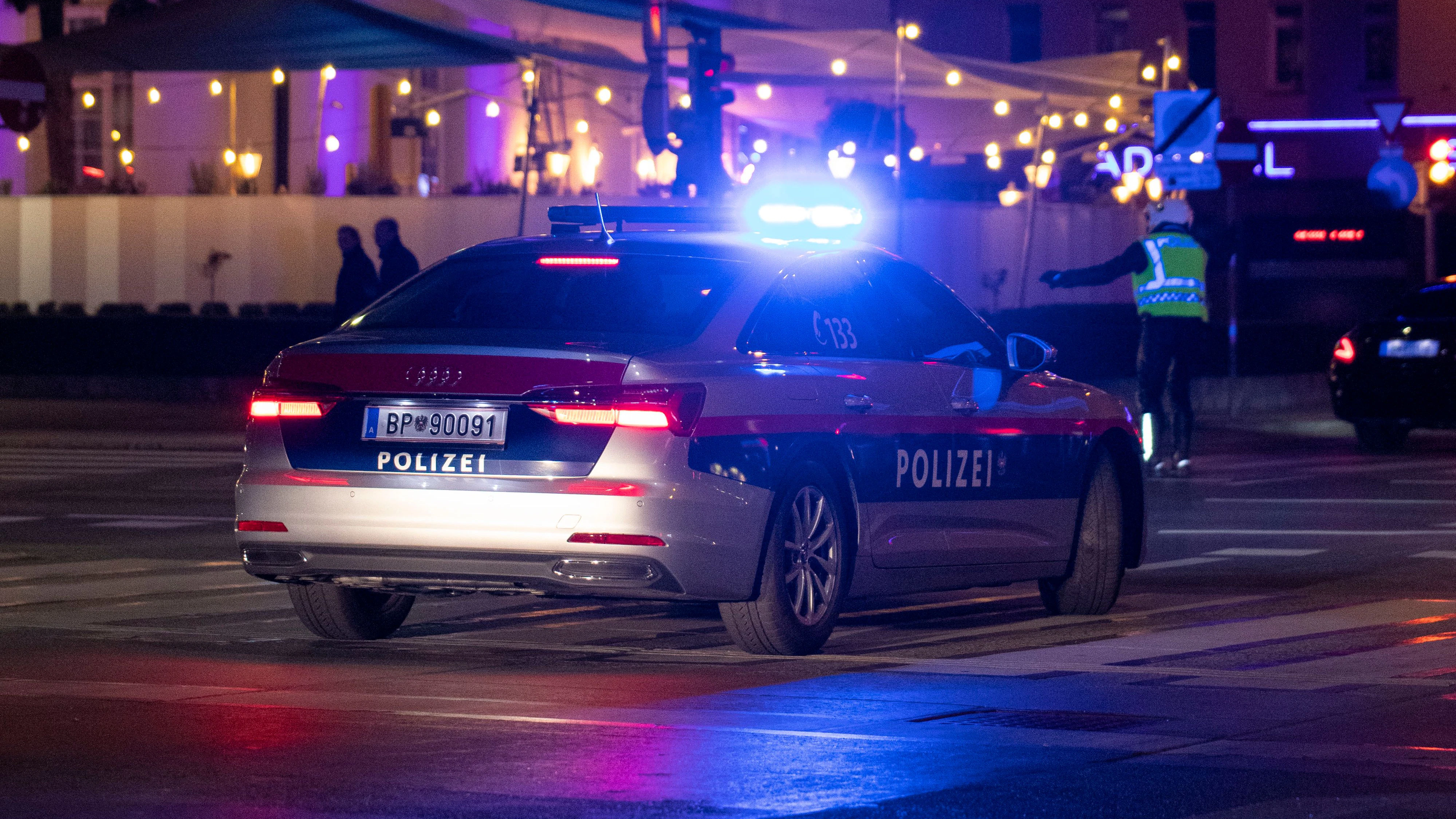 Ein Polizeifahrzeug der Wiener Polizei im Blaulicht-Einsatz. (Symbolbild)