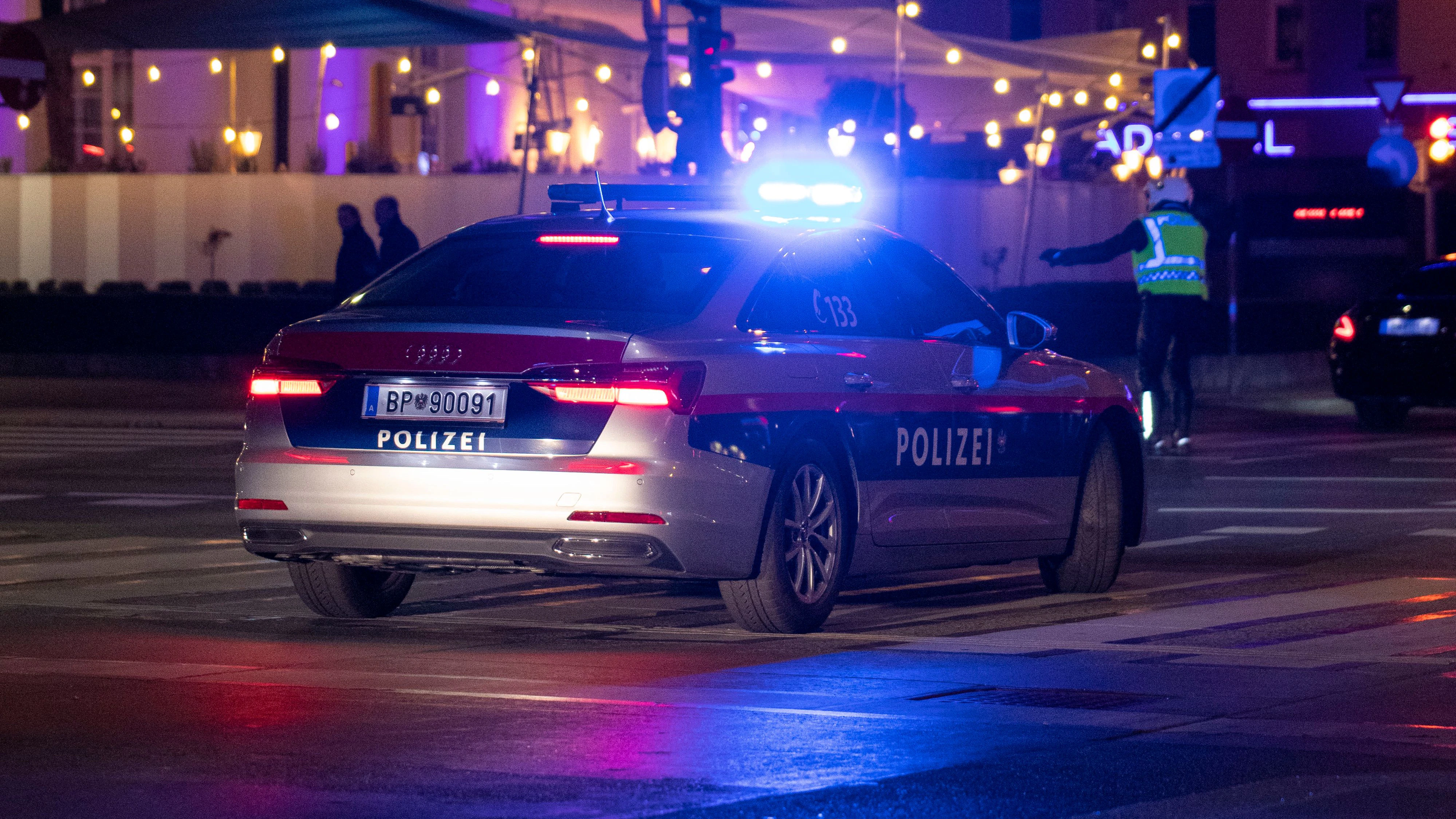 Ein Polizeifahrzeug der Wiener Polizei im Blaulicht-Einsatz. (Symbolbild)