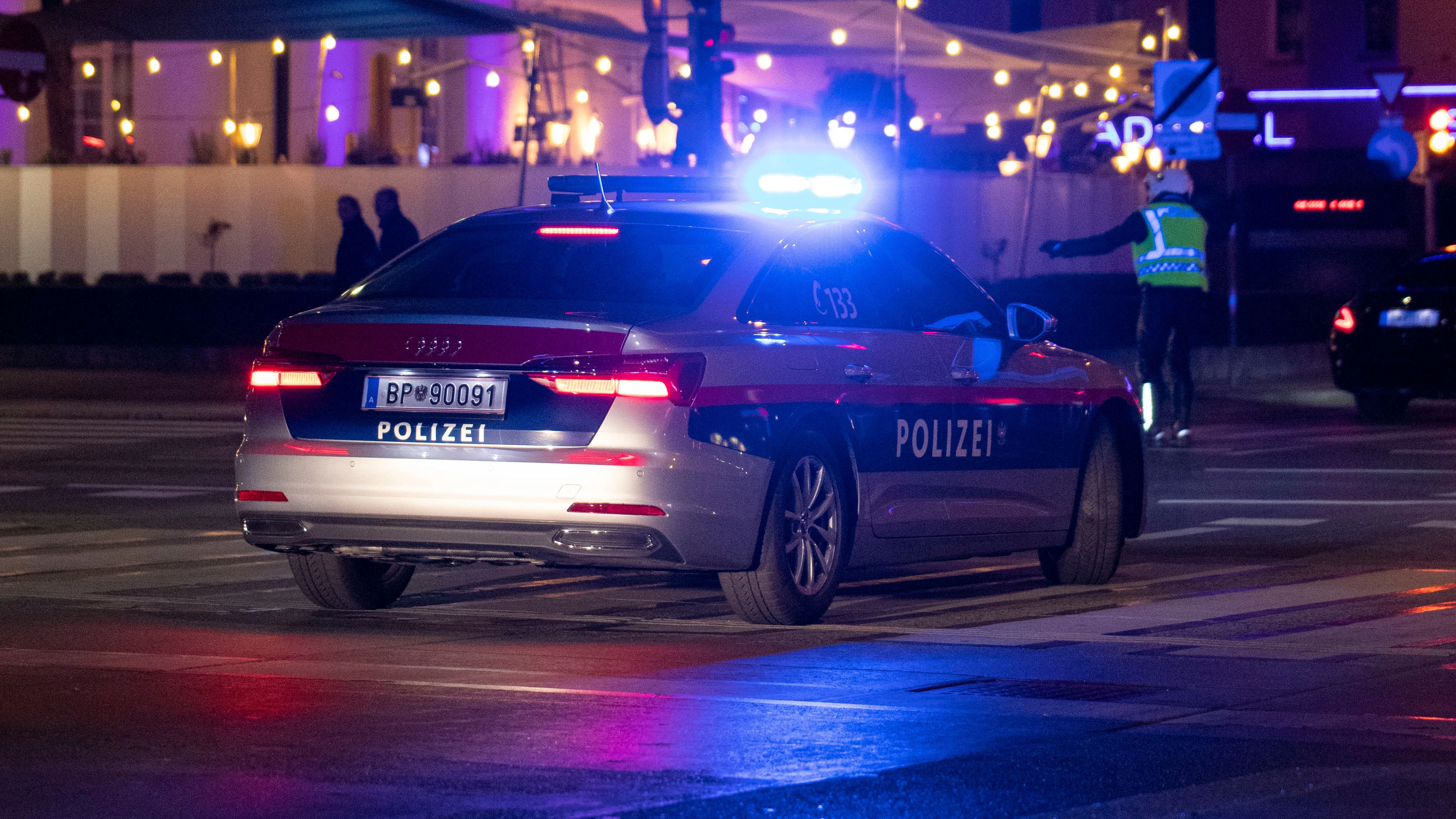 Ein Polizeifahrzeug der Wiener Polizei im Blaulicht-Einsatz. (Symbolbild)