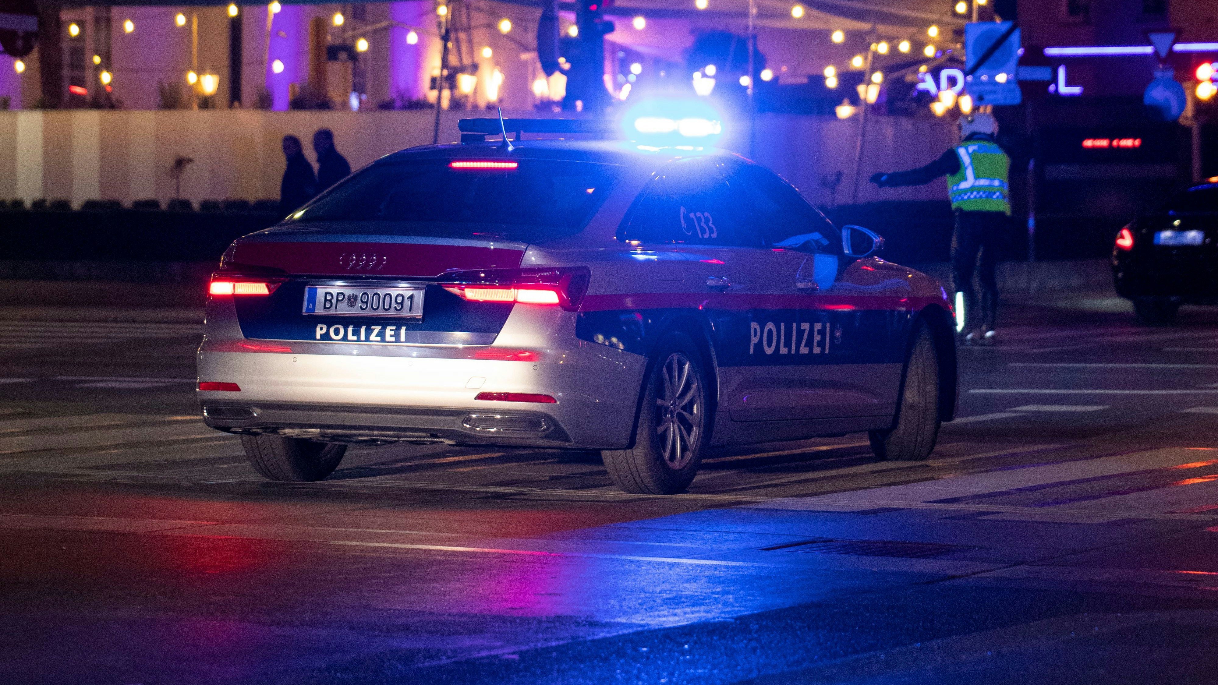 Ein Polizeifahrzeug der Wiener Polizei im Blaulicht-Einsatz. (Symbolbild)