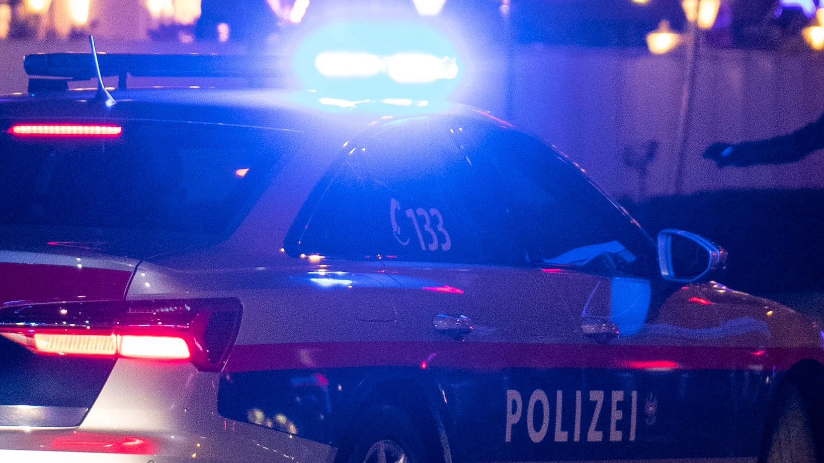 Ein Polizeifahrzeug der Wiener Polizei im Blaulicht-Einsatz. (Symbolbild)