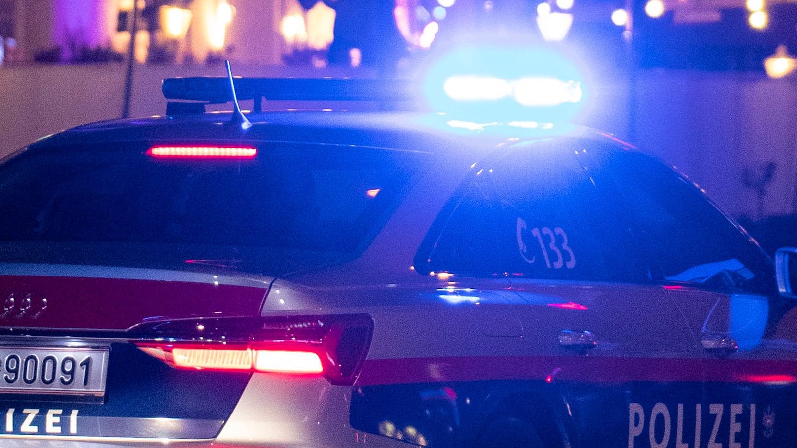 Ein Polizeifahrzeug der Wiener Polizei im Blaulicht-Einsatz. (Symbolbild)