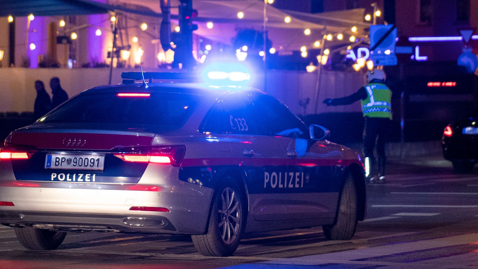 Ein Polizeifahrzeug der Wiener Polizei im Blaulicht-Einsatz. (Symbolbild)