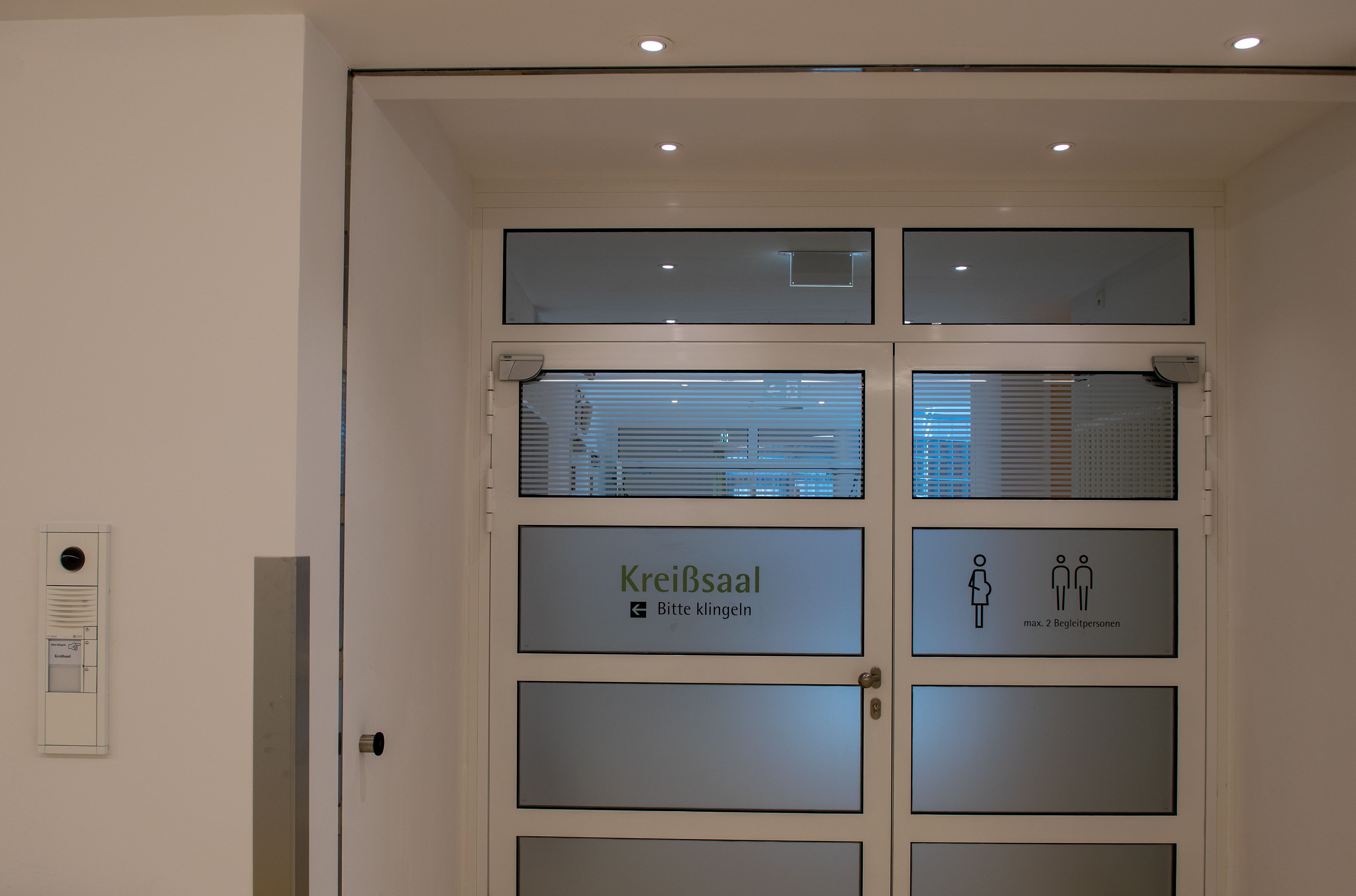 Download von www.picturedesk.com am 21.05.2022 (14:35).  PRODUCTION - 19 May 2022, Baden-Wuerttemberg, Ulm: In the Department of Obstetrics and Gynecology at the University Hospital, access to the delivery room is blocked with a door. Photo: Stefan Puchner/dpa - 20220519_PD23436 - Rechteinfo: Rights Managed (RM)