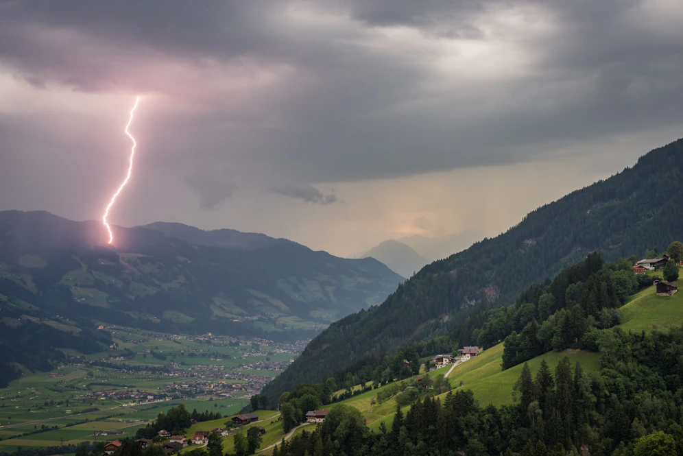 Ein Blitz schlägt in den Tiroler Alpen ein. (Symbolbild)