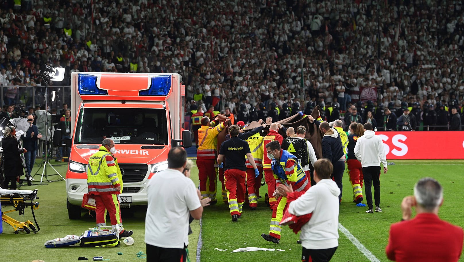 Unmittelbar nach dem DFB-Pokalfinale ist es zu einem medizinischen Notfall gekommen. 