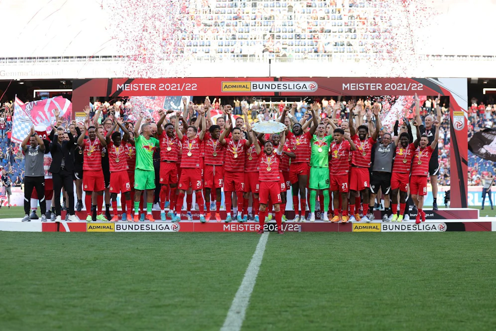 Meister Red Bull Salzburg bekam den Teller überreicht. 