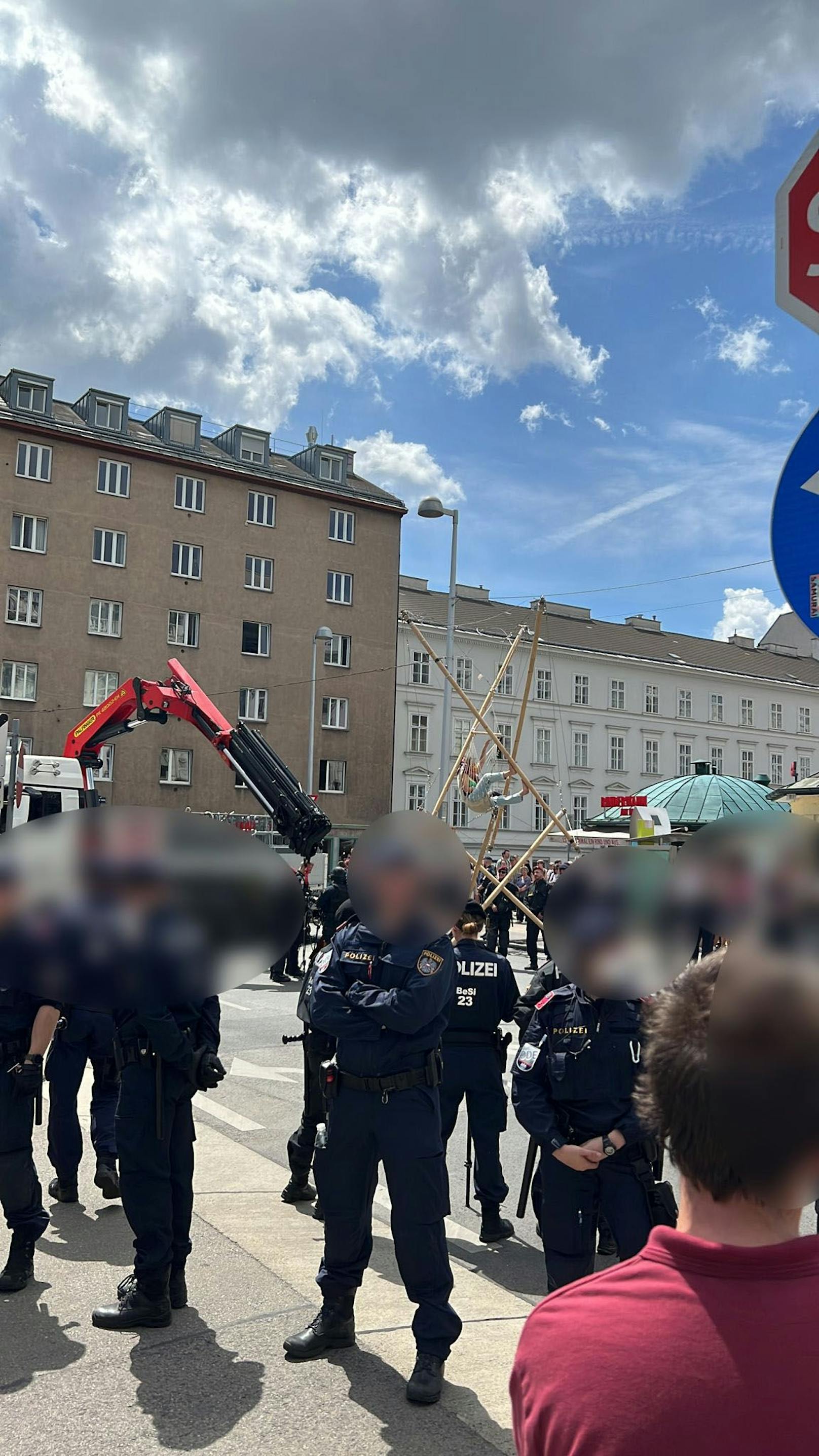 Die Einsatzkräfte der Wiener Polizei arbeiten an der raschen Auflösung der unangemeldeten Versammlung.