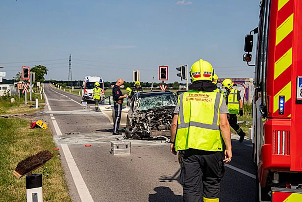 Der Wagen wurde im Frontbereich komplett zerstört.