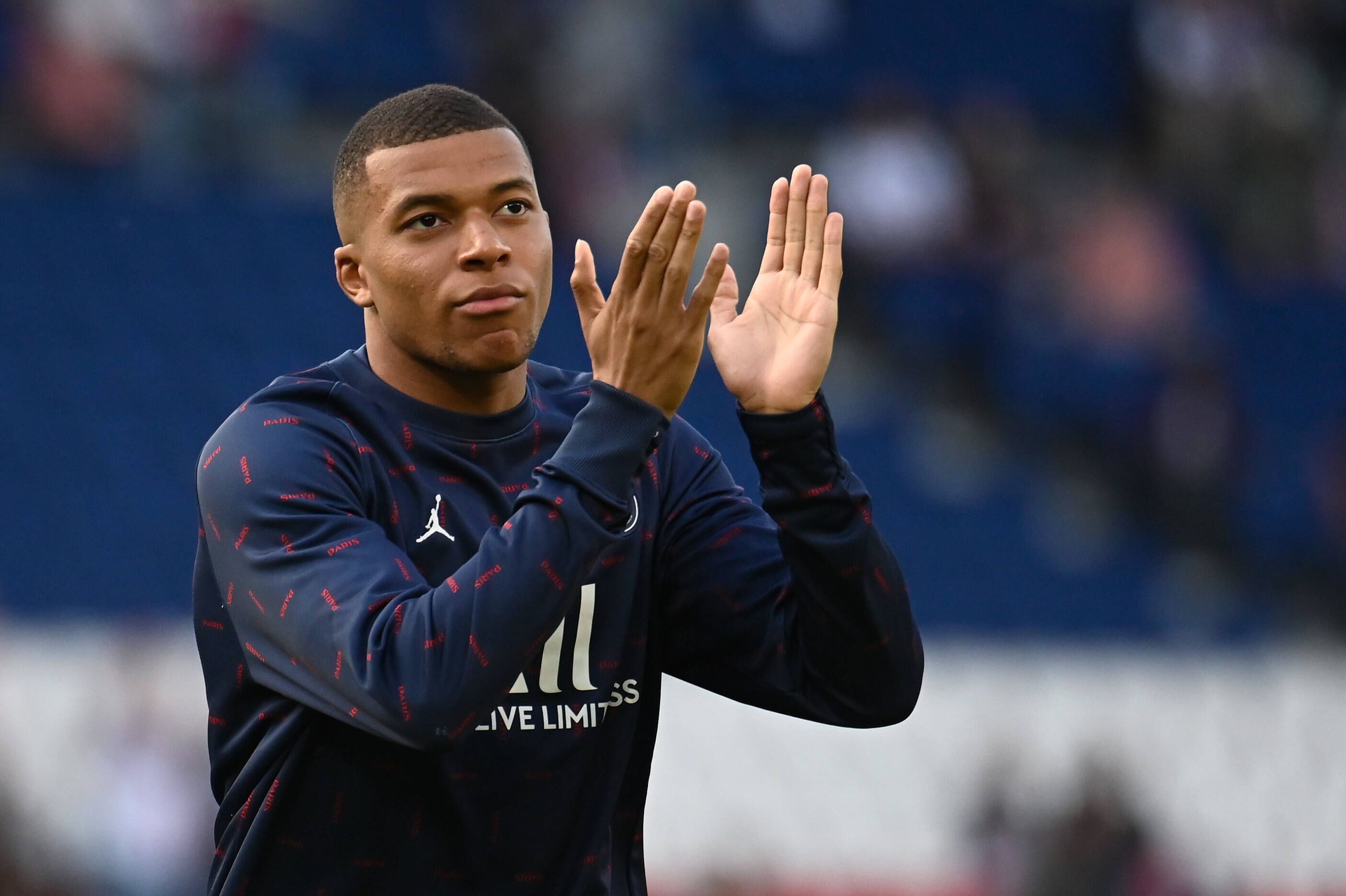 Kylian Mbappe bleibt nun doch bei Paris St.-Germain. 