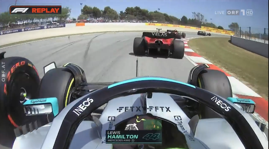 Magnussen trifft Hamilton. Beide fallen zurück.