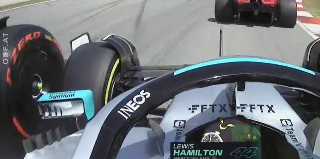 Magnussen trifft Hamilton. Beide fallen zurück.