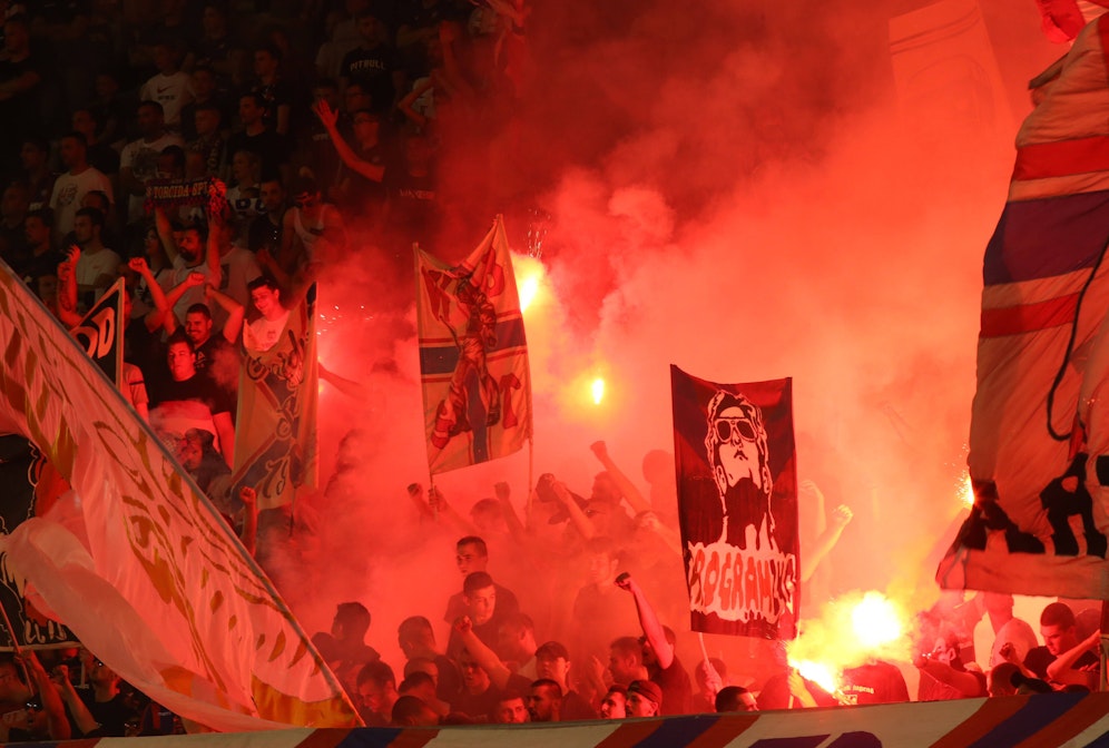 Fans von Hajduk Split im letzten Heimspiel der Saison in der vergangenen Woche. Auf der Rückreise von Zagreb sorgten hunderte Hooligans für Chaos.