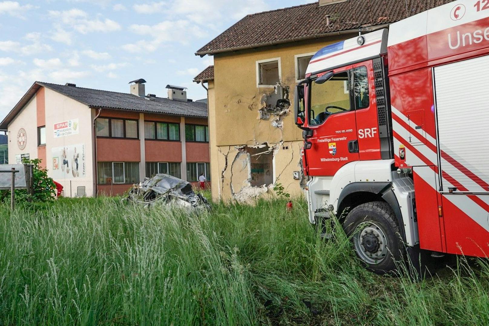 Die örtliche Feuerwehr war sofort im Einsatz.