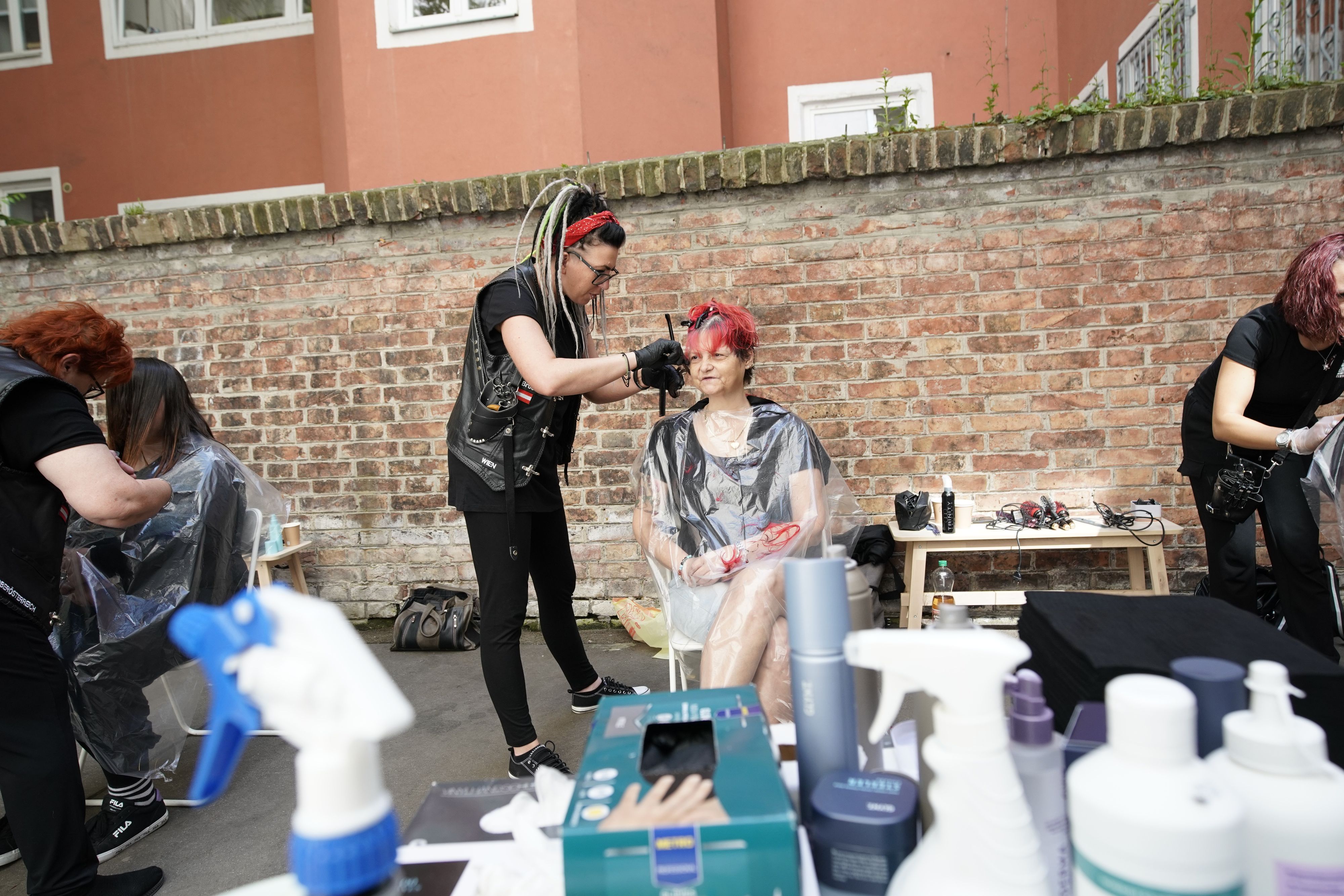 Doris (40, re.) verpasste Sandra (53) einen neuen Look – die Kurzhaarfrisur kam gut an.