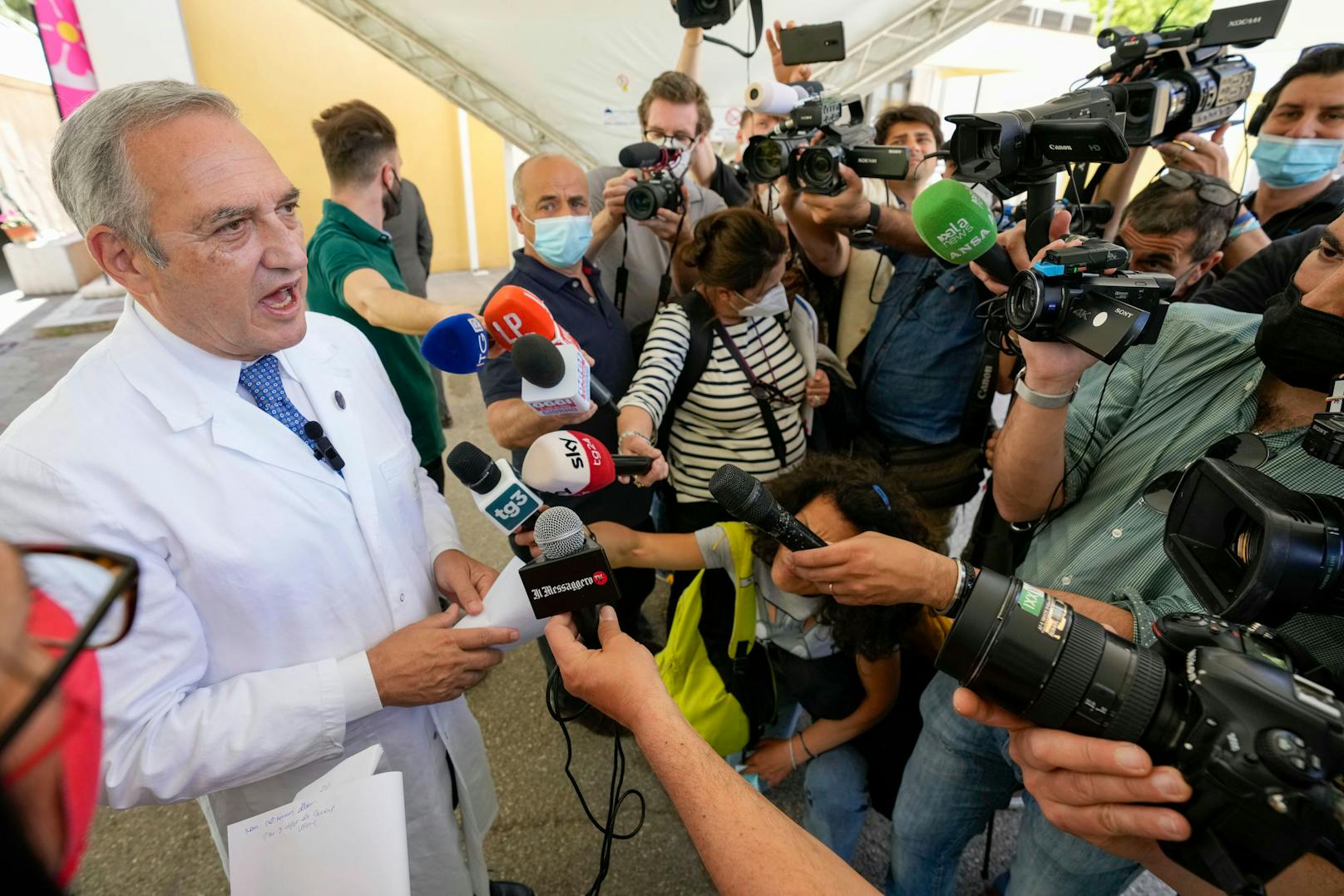 Der Direktor der Spezialklinik für Infektionskrankheiten in Rom, Francesco Vaia, bei einer Pressekonferenz zu den italienischen Affenpocken-Fällen am 20. Mai 2022.