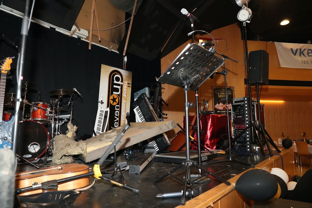 Die schwere Holzplatte stürzte genau auf die Bühne.