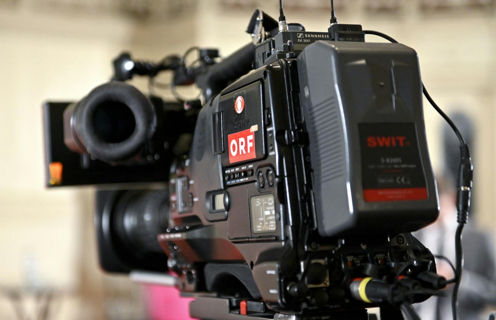 Eine Videokamera mit ORF-Logo. (Symbolbild)