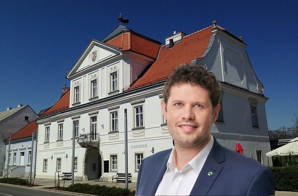 Spitzenkandidat Florian Faber und das Gemeindehaus im Hintergrund.