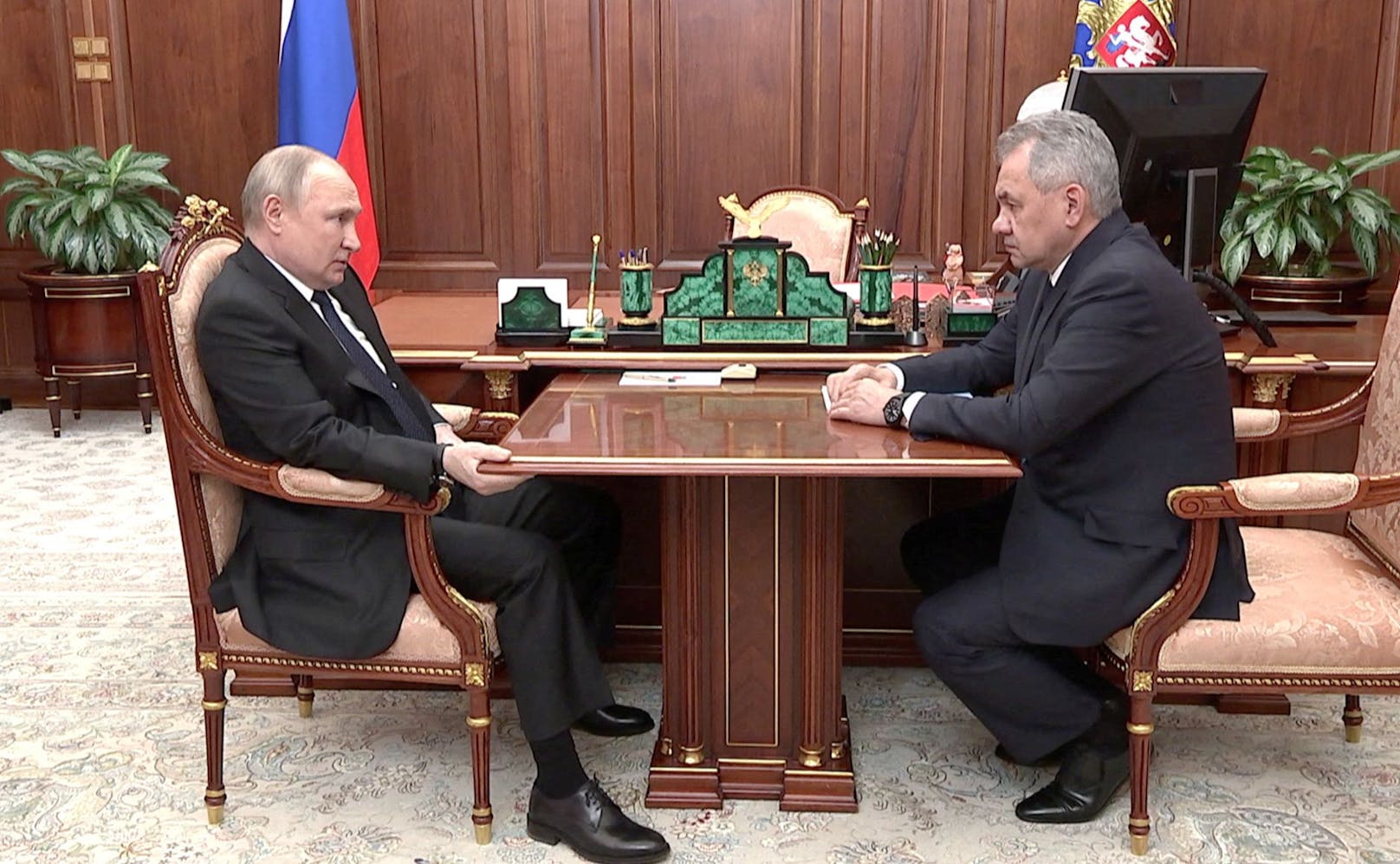 Wladimir Putin mit Verteidigungsminister Sergei Schoigu. Putins seltsame Handhaltung sorgt für Spekulationen über seine Gesundheit.