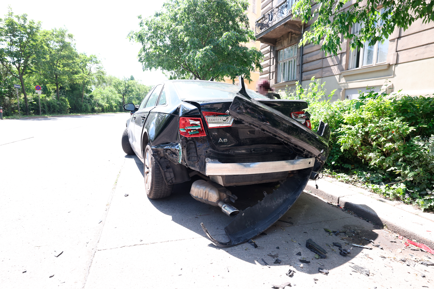 Der 23-Jährige lieferte sich eine Verfolgungsjagd mit der Polizei. Die endete mit einem Trümmerfeld auf der Weißgerberlände und für ihn im Spital.