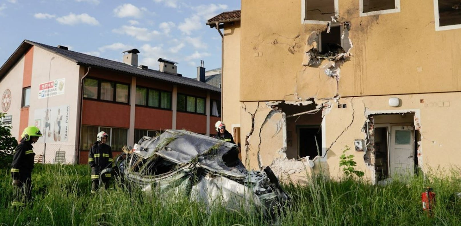 Das Auto raste in das leerstehende Haus.