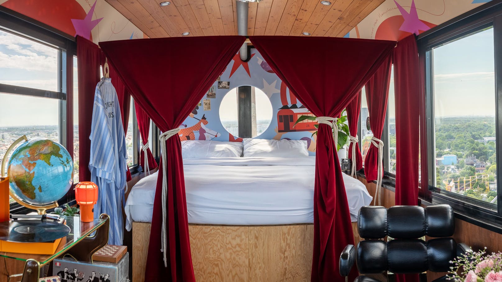 Das Hotel Superbude verlost eine Nacht im "Room with a View" im Wiener Riesenrad.