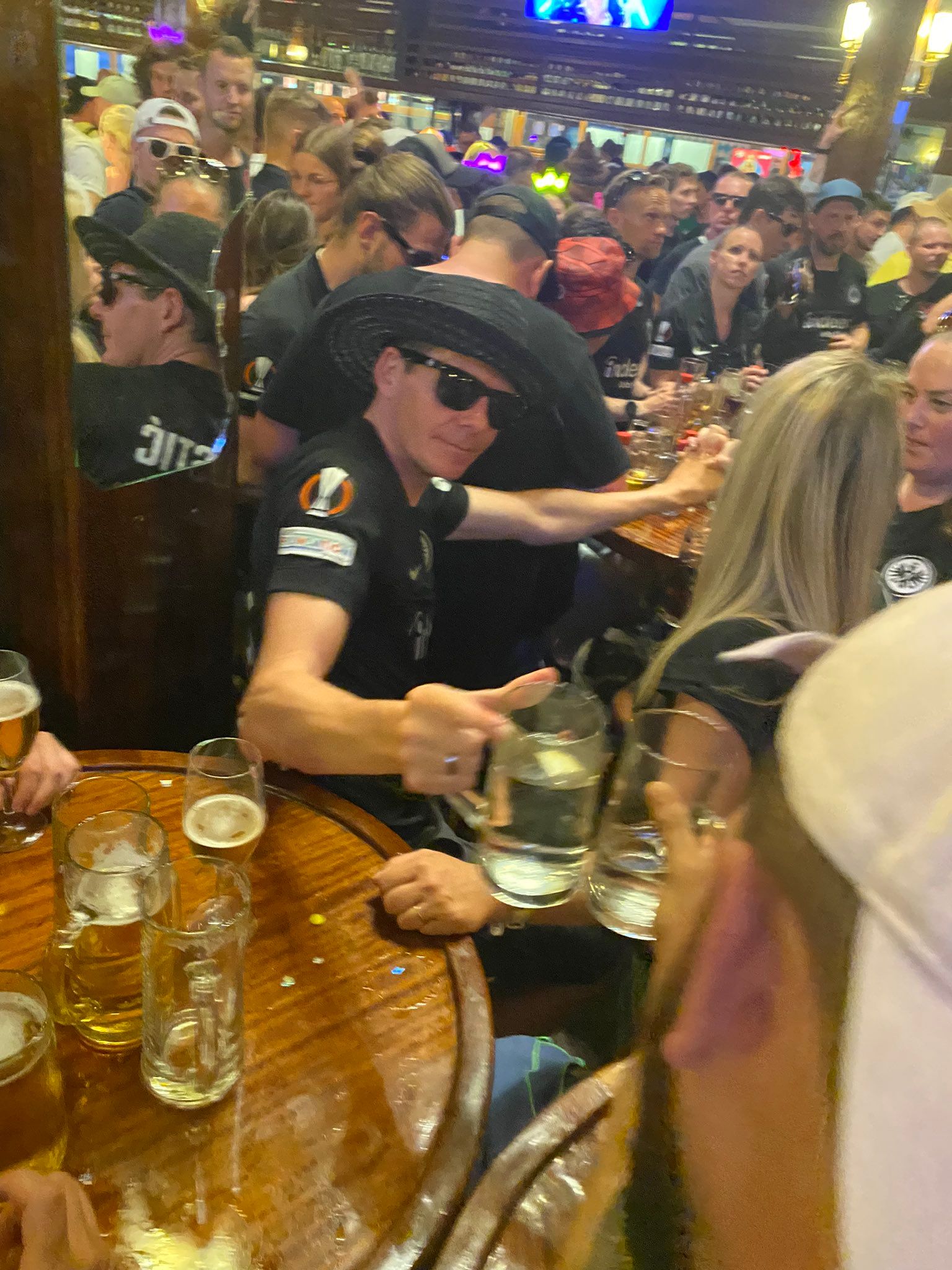 Frankfurt-Coach Oliver Glasner feiert im "Bierkönig"