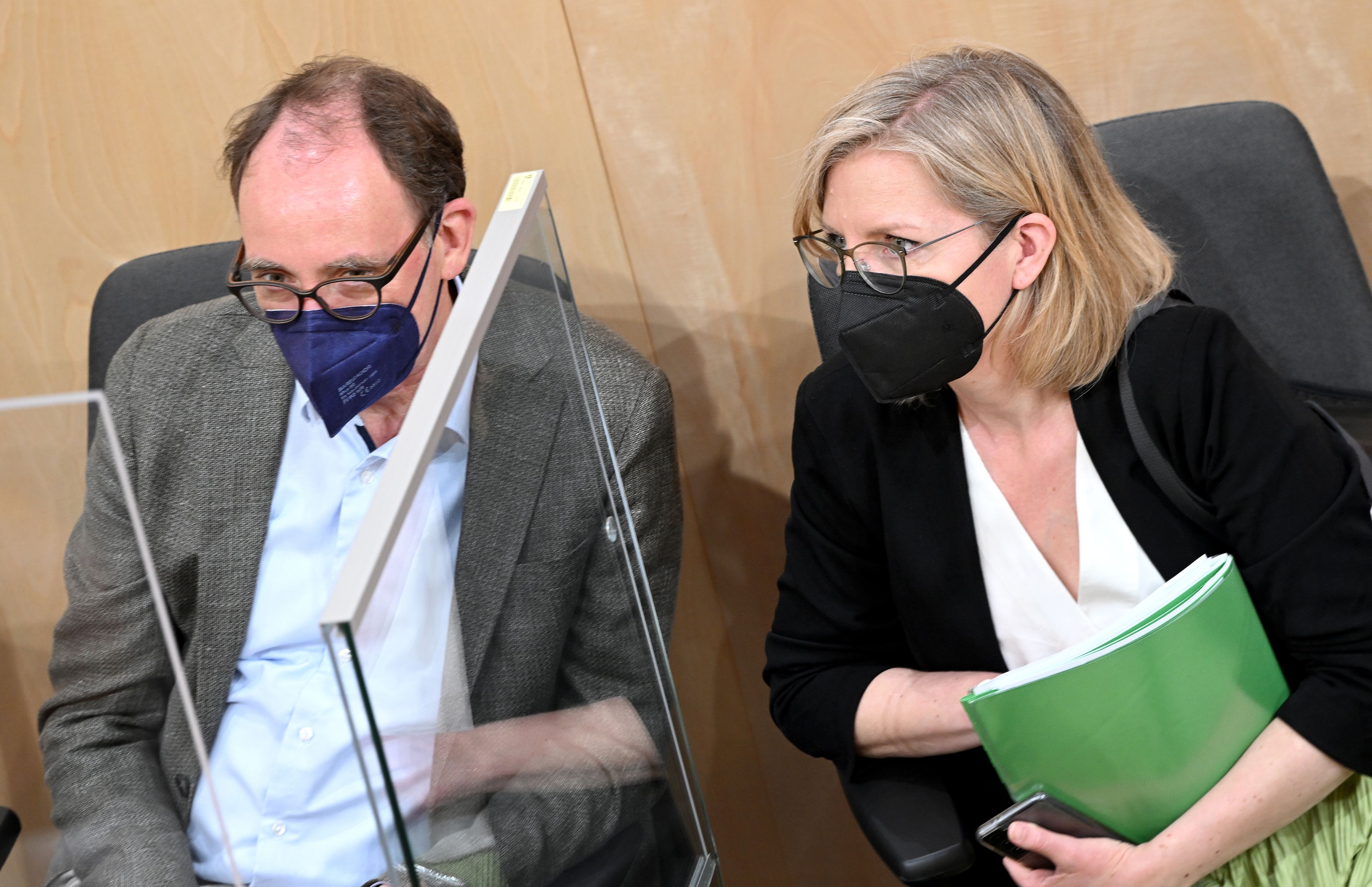  Sozial- und Gesundheitsminister Johannes Rauch (Grüne) und Infrastrukturministerin Leonore Gewessler (Grüne) im Rahmen einer Sitzung des Nationalrates im Parlamentsausweichquartier in der Wiener Hofburg am Donnerstag, 19. Mai 2022.