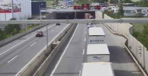 Kilometerlanger Stau nach Sperre von Tunnel Vösendorf auf S1.