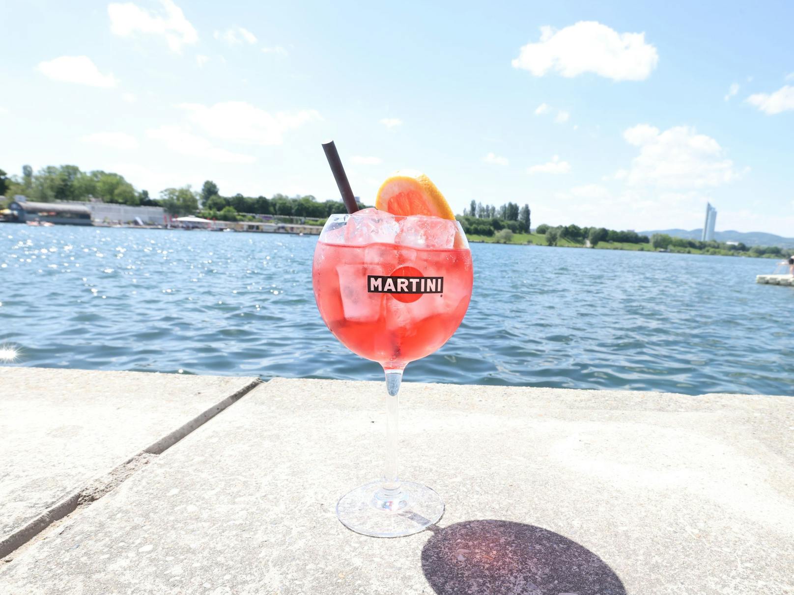 Gemixt werden Negroni Drinks und Spritzgetränke, die man auch bei heißen Temperaturen gut verträgt.