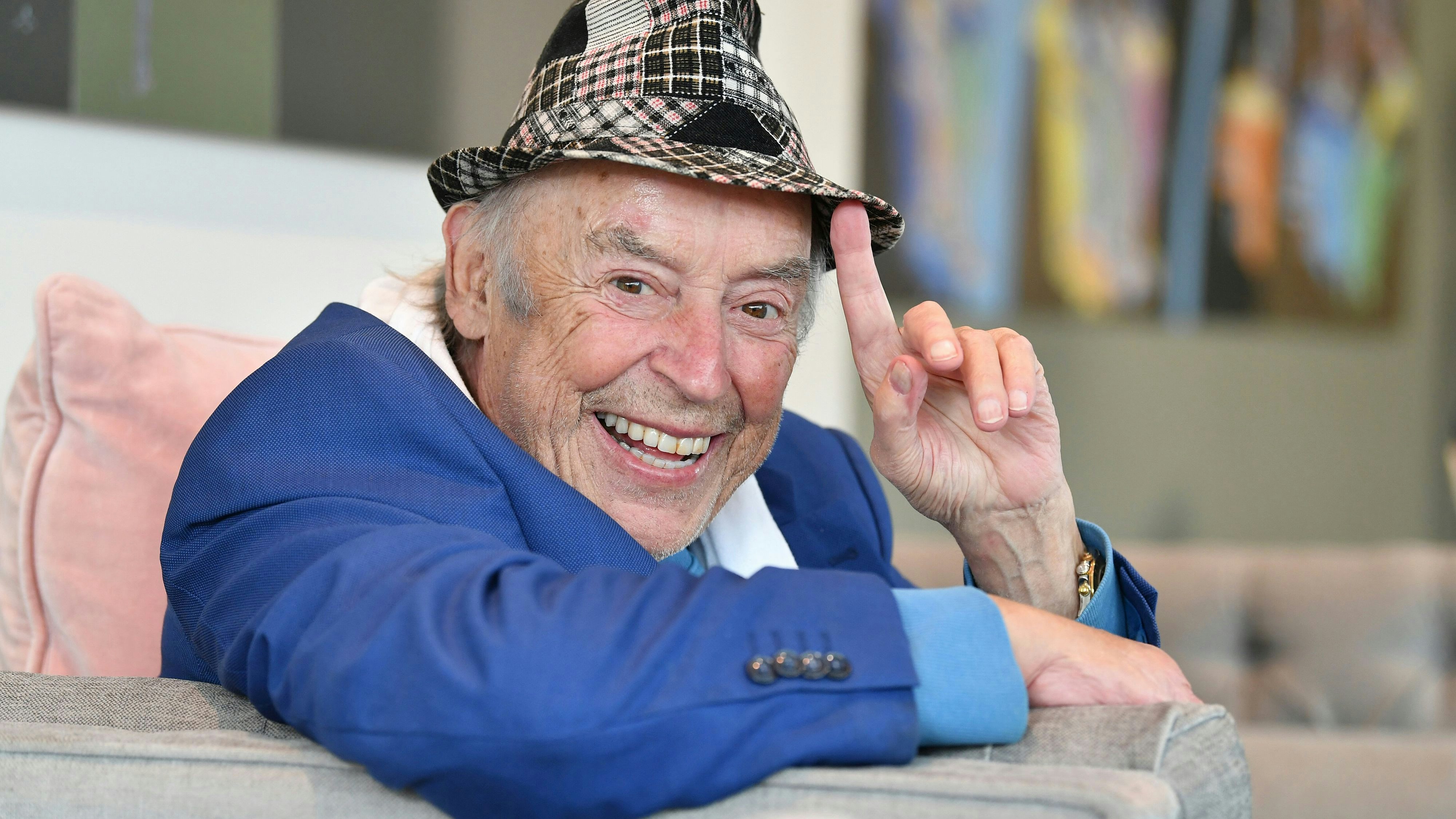 Download von www.picturedesk.com am 23.05.2022 (13:09).  Tony Marshall, Schlagersänger und Entertainer, abseits einem Interview mit der Deutschen Presse-Agentur (DPA) im Hotel "Maison Messmer". Der Sänger will nach einer überstandenen Corona-Infektion wieder auftreten. - 20211103_PD15913 - Rechteinfo: Rights Managed (RM)