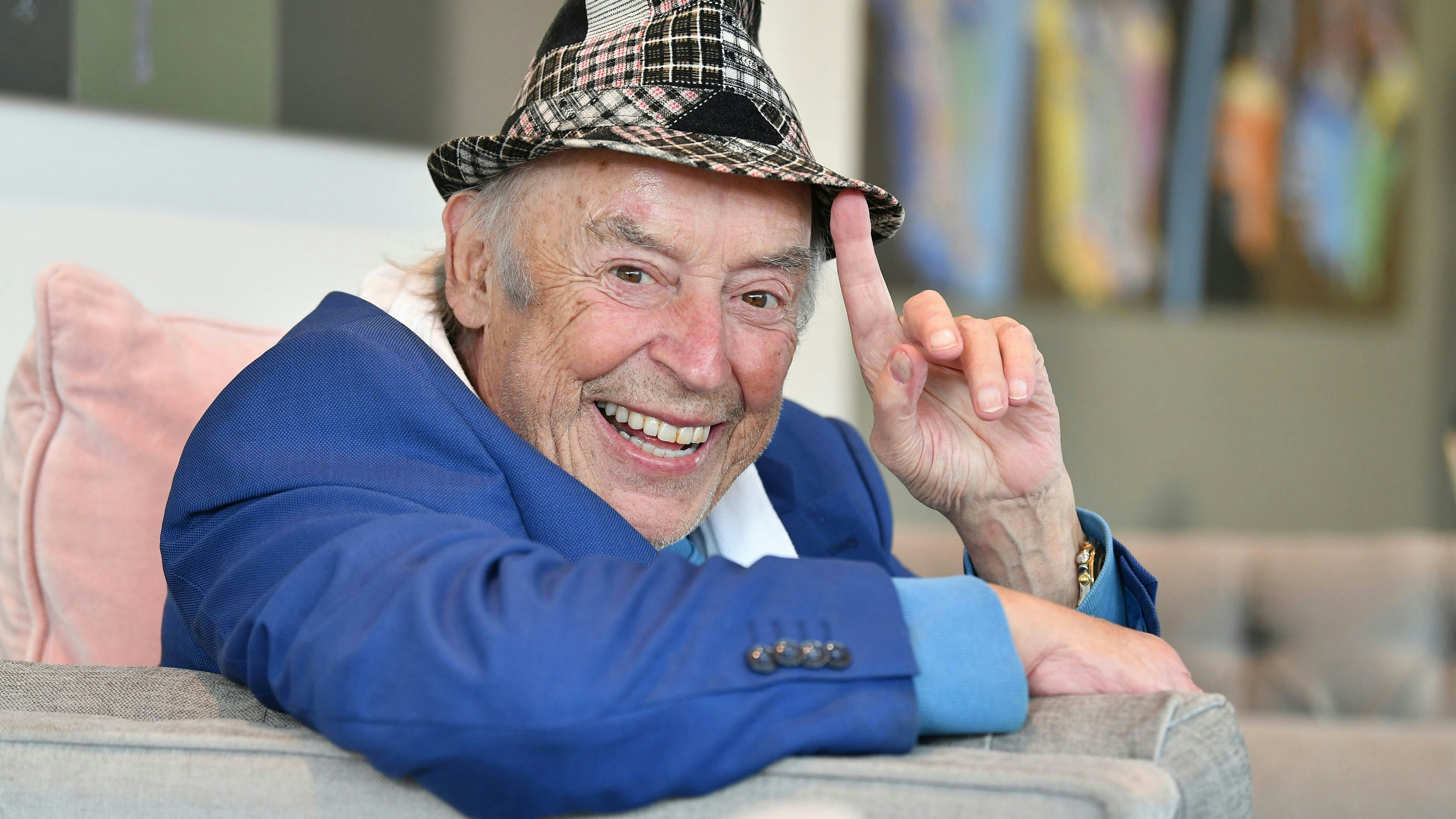 Download von www.picturedesk.com am 23.05.2022 (13:09).  Tony Marshall, Schlagersänger und Entertainer, abseits einem Interview mit der Deutschen Presse-Agentur (DPA) im Hotel "Maison Messmer". Der Sänger will nach einer überstandenen Corona-Infektion wieder auftreten. - 20211103_PD15913 - Rechteinfo: Rights Managed (RM)