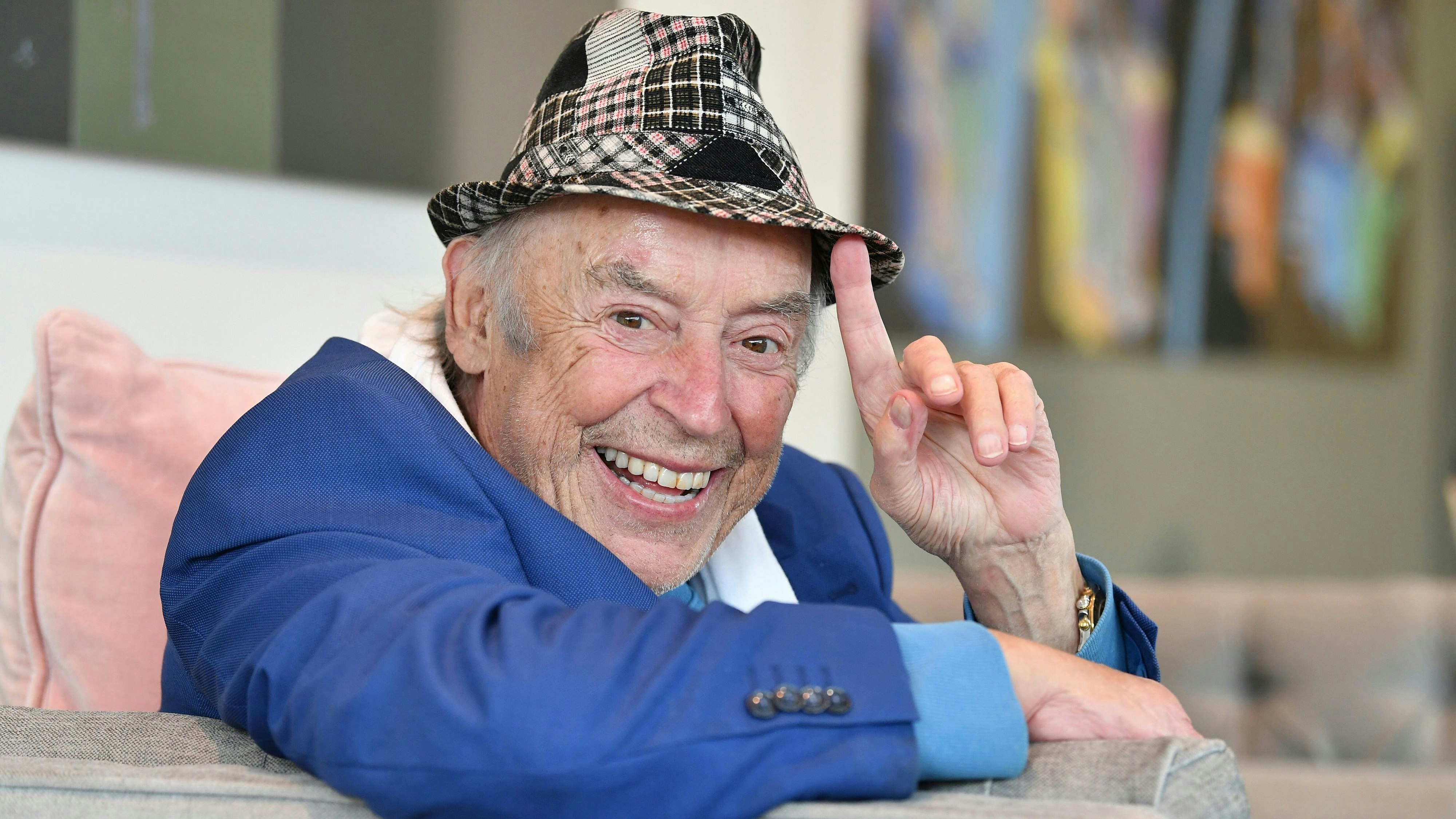 Download von www.picturedesk.com am 23.05.2022 (13:09).  Tony Marshall, Schlagersänger und Entertainer, abseits einem Interview mit der Deutschen Presse-Agentur (DPA) im Hotel "Maison Messmer". Der Sänger will nach einer überstandenen Corona-Infektion wieder auftreten. - 20211103_PD15913 - Rechteinfo: Rights Managed (RM)