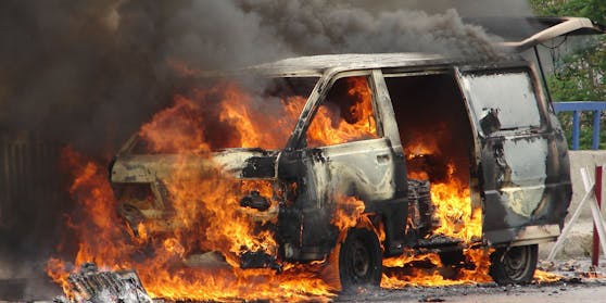 Die Feuerwehrleute machten einen grausigen Fund. (Symbolbild)