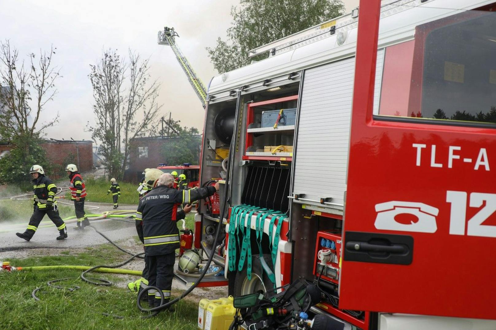 Die Feuerwehren rückten mit schwerem Gerät an.