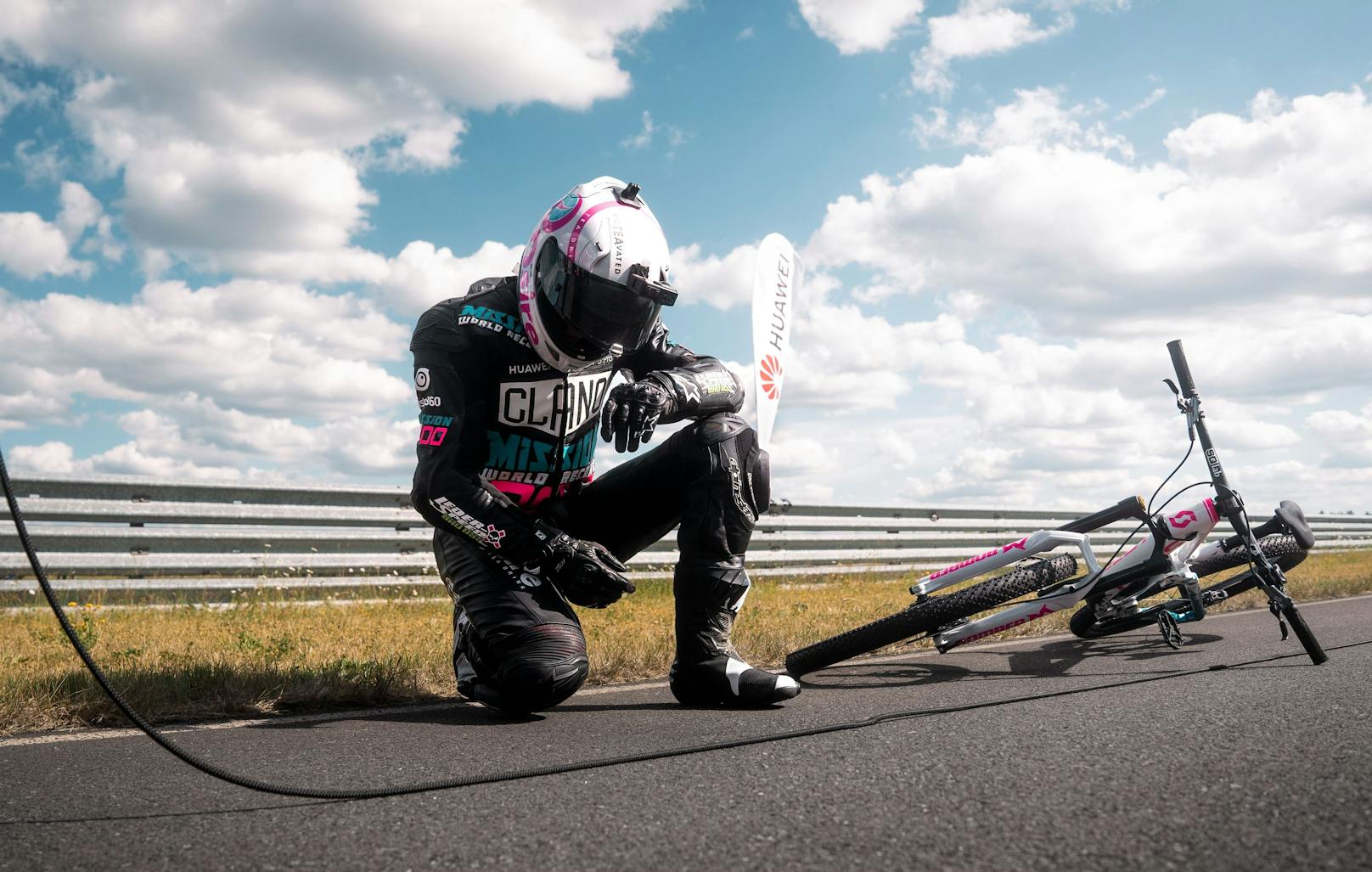 Extremsportler und Profi-Mountainbiker Elias Schwärzler stellt den Guinness World Record für die schnellste Geschwindigkeit auf einem Mountainbike auf. Immer mit dabei: Die&nbsp;<strong>HUAWEI Watch GT 3 Pro!</strong>
