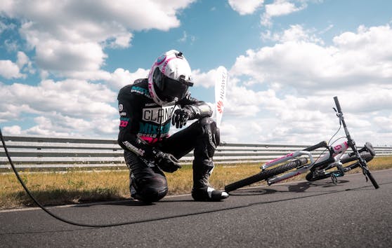 Extremsportler und Profi-Mountainbiker Elias Schwärzler stellt den Guinness World Record für die schnellste Geschwindigkeit auf einem Mountainbike auf. Immer mit dabei: Die HUAWEI Watch GT 3 Pro!