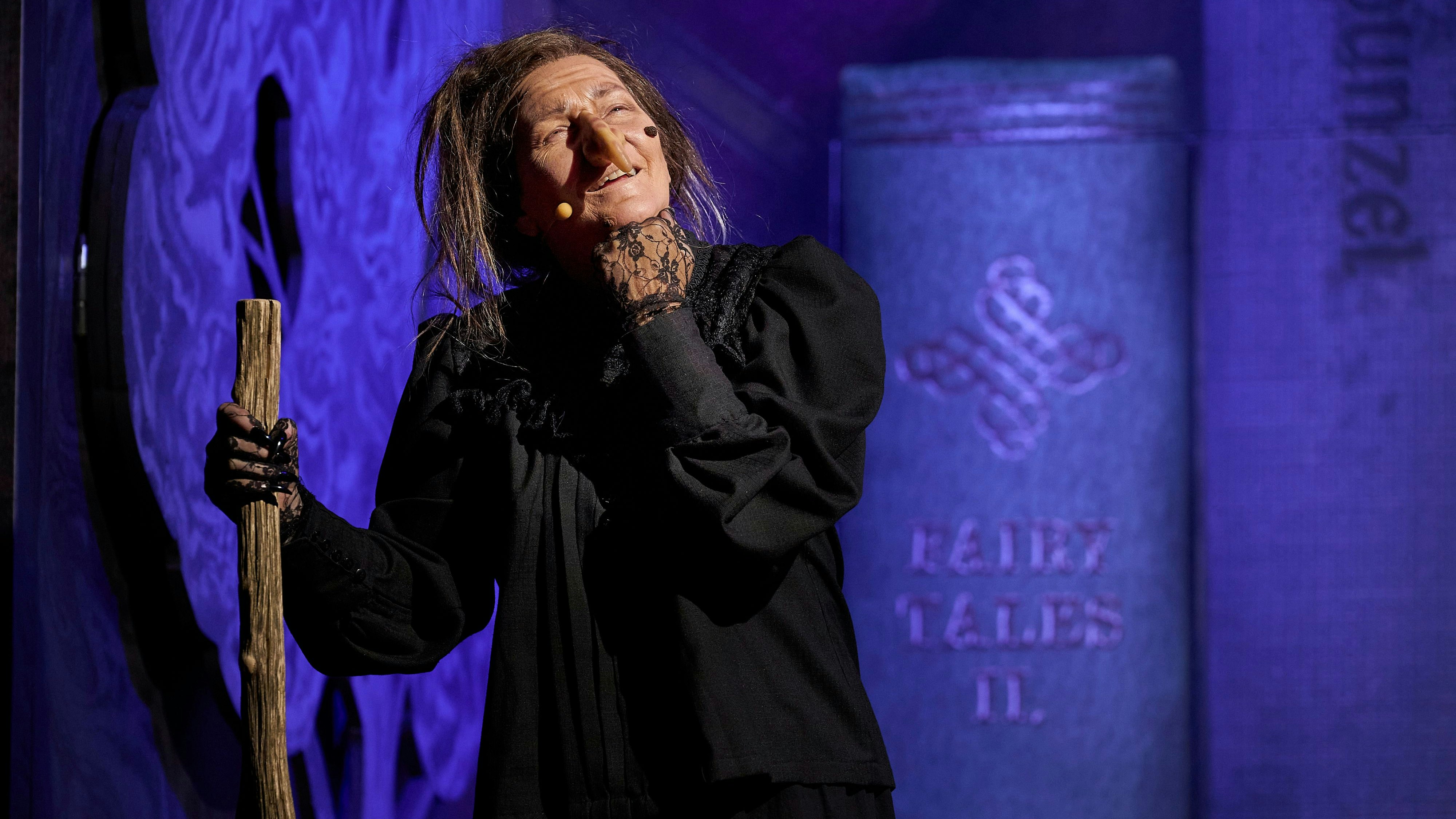 Maya Hakvoort als Hexe in "Into the Woods".