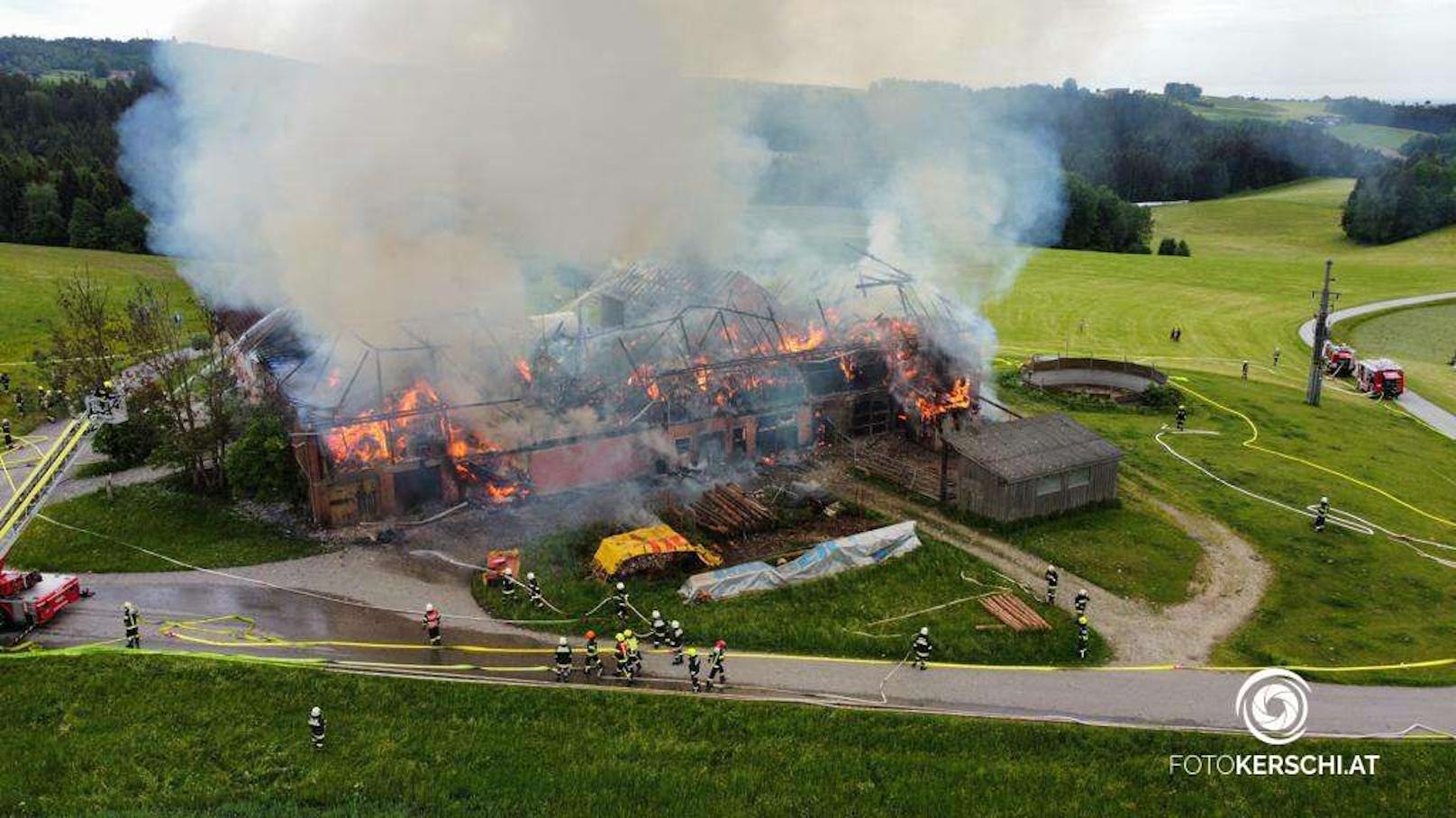 Das Wirtschaftsgebäudes des Bauernhofs stand in Vollbrand.